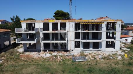 Poreč, okolica, moderan stan sa prostranom vrtom