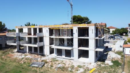 Poreč, okolica, moderan stan sa prostranom okućnicom