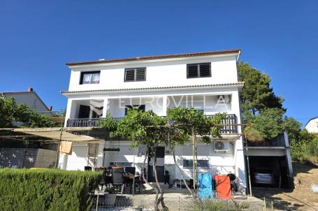 Rab, Banjol, trosoban stan s garažom, pogledom na more i stari grad 96 m²