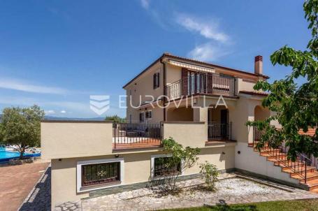 Krk, Dobrinj, rustikalna villa s grijanim bazenom od 60 m², jacuzzijem, saunom i fitnessom