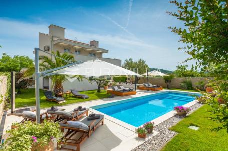 Rovinj, Rovinjsko selo, prekrasna villa s wellnessom i bazenom, 224 m²