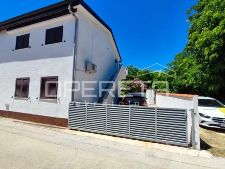 Kuća s dva stana 40 m2 i 30 m2, odvojeni ulazi, 300 m do mora, Ninske Vodice