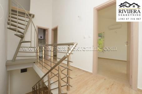 New three-bedroom apartment with a garage near the sea Djenovic