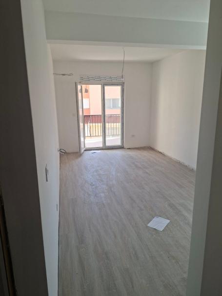 Prodaja novog neuseljavanog jednosobnog stana 56 m² – Lazi, Budva