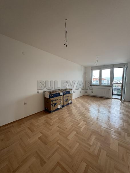 Izdaje se neuseljavan, polunamešten stan u Dušanovoj ulici, pored Berte, 53m2