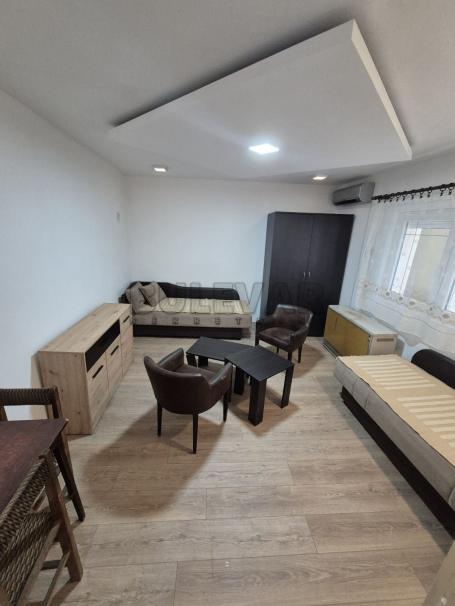 Izdaje se jednosoban stan u kući, u blizini Pravnog i Ekonomskog fakulteta, 22m2