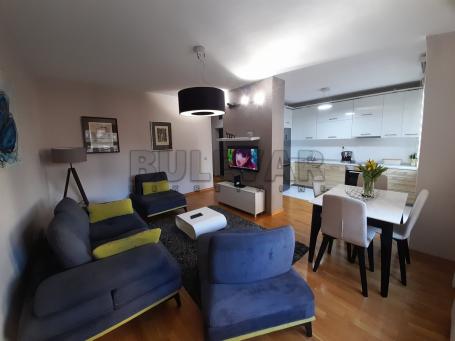 Izdaje se stan u epicentru Niša, pešačka zona, 60m2, 800e