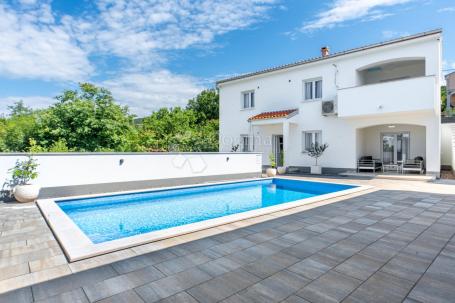JADRANOVO – MODERNA VILA S BAZENOM I OTVORENIM POGLEDOM NA MORE