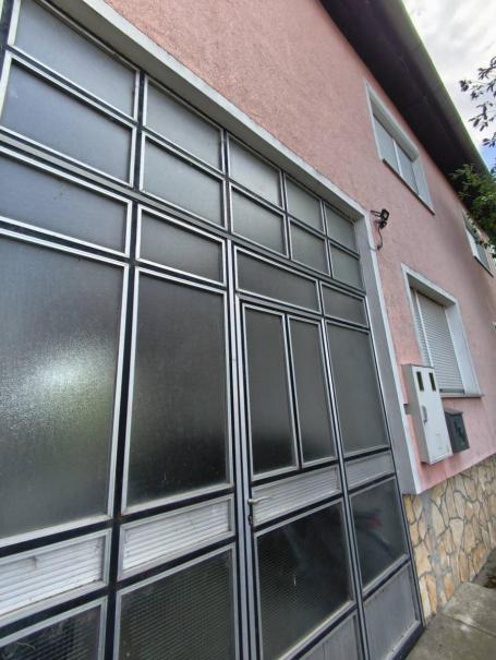 Obiteljska katnica s dvorištem u Donjem gradu