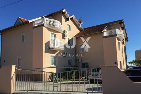 BIOGRAD, SVETI FILIP I JAKOV - SNIŽENO! Apartmanska kuća s bazenom i pogledom na more