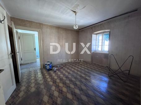ŠIBENIK, CENTAR - Stan za potpunu adaptaciju s velikim potencijalom 