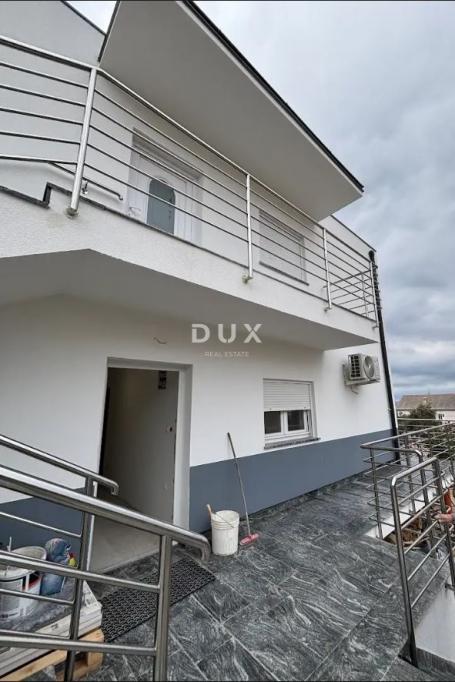 OTOK PAG, NOVALJA - Kuća sa apartmanima u srcu Novalje
