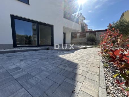 ŠIBENIK, VODICE – Stan u prizemlju sa 121 m² vrta, 2 parkinga, novogradnja