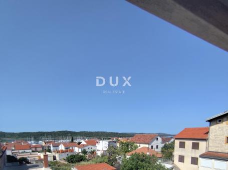 ŠIBENIK, PIROVAC – Kamena kuća u nizu s pogledom na more