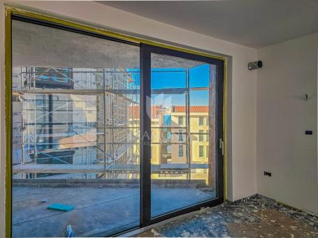 Umag, neues Gebäude! Luxuriöses Apartment im Zentrum, 2. Reihe zum Meer!