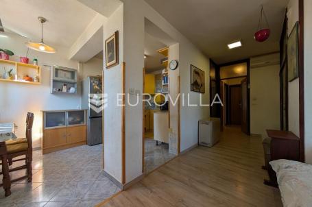 Istra, Rovinj, prostran dvosoban stan 127 m² s mogućnošću izvedbe 2 stana