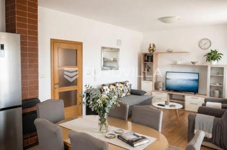 Kaštel Novi, komforan dvosoban stan na prvom katu