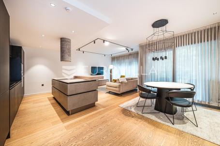 Zagreb, Donji grad, centar, luksuzan peterosoban stan s loggiom, terasom i vrtom 150 m²