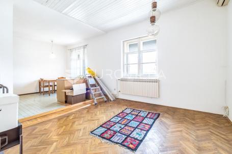 Zagreb, Centar, prostran trosoban građanski stan površine 81 m² na izvrsnoj lokaciji
