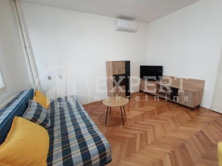 Izdaje se dvoiposoban stan u širem centru grada 65m2