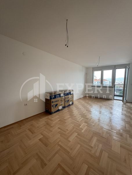 Izdaje se neuseljavan, polunamešten stan u Dušanovoj ulici, pored Berte, 53m2