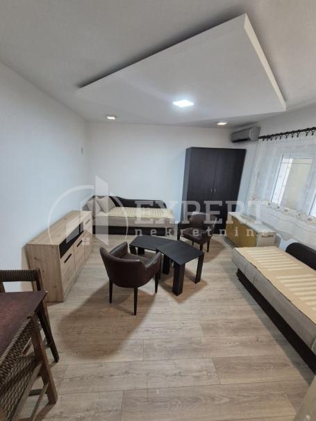 Izdaje se jednosoban stan u kući, u blizini Pravnog i Ekonomskog fakulteta, 22m2