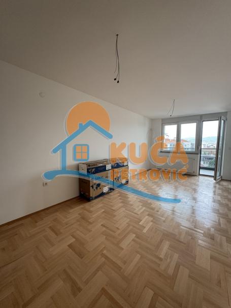 Izdaje se neuseljavan, polunamešten stan u Dušanovoj ulici, pored Berte, 53m2