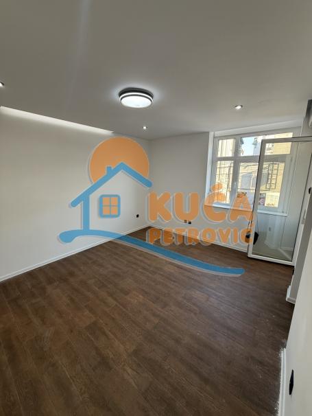 Izdaje se odličan dvosoban stan u strogom centru grada Niša kao poslovni prostor, 50m2