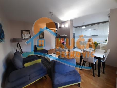 Izdaje se stan u epicentru Niša, pešačka zona, 60m2, 800e