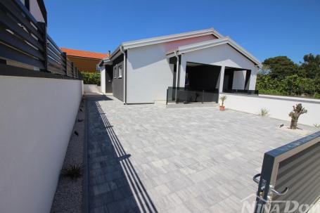 Bungalov novogradnja, mirna i tiha pozicija,  