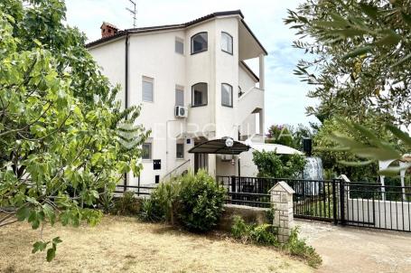 Medulin, Kuća sa tri apartmana i pogledom na more