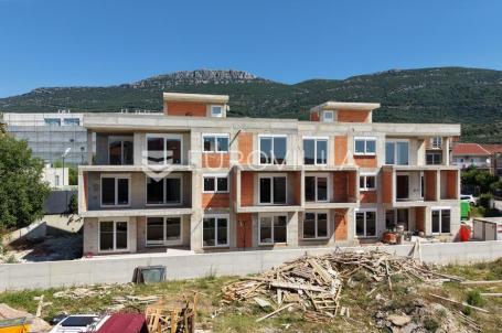 Kaštel Lukšić, trosoban penthouse s krovnom terasom i dva parkirna mjesta