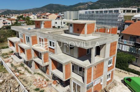 Kaštel Lukšić, trosoban penthouse s krovnom terasom i dva parkirna mjesta