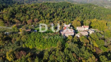 ISTRA, LUPOGLAV, OKOLICA – Seosko imanje s 8 kuća na zemljištu od 22.000 m²