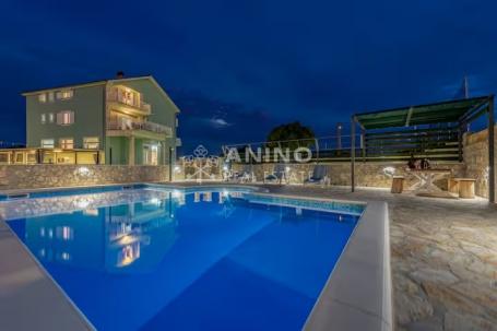 Luksuzna vila s bazenom i sportskim terenom – odlična investicija u turizam