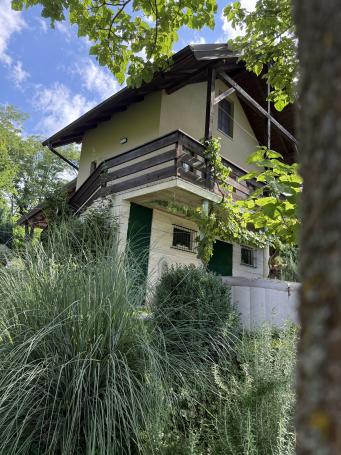 Kuća okružena prirodom s prekrasnim pogledom na Sutlansku dolinu