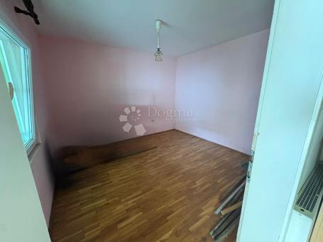 Kuća s velikim potencijalom u srcu Retfale
