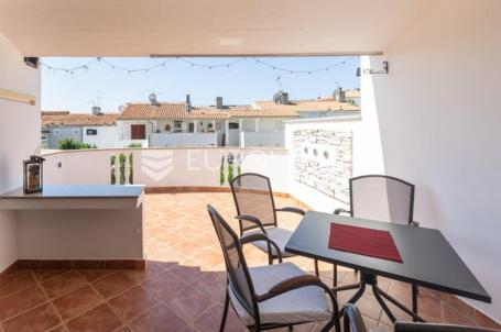Istra, Barbariga, elegantan i svijetao stan 44 m² s dvije velike terase na 1. katu