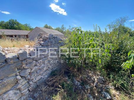 Lozovac – građevinsko zemljište 700 m² uz NP Krka