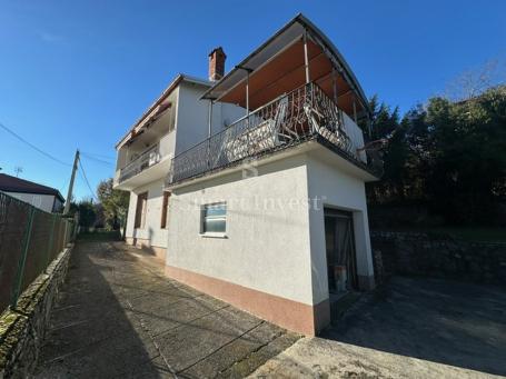 OPRIĆ - IKA, kuća s pogledom na more i okućnicom