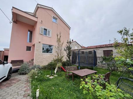 ZADAR, SMILJEVAC - Prostrana renovirana kuća s garažom