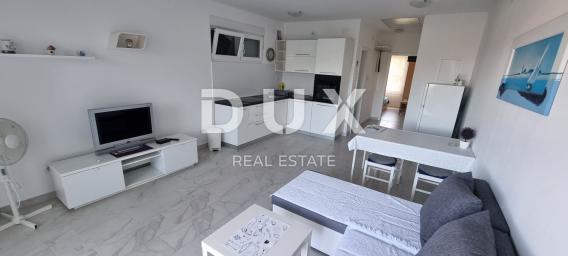 NOVI VINODOLSKI, POVILE - Trosobni klasični stan + tavan, balkon južni, parking, 300m od mora
