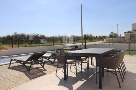NOVOGRADNJA: Moderna prizemnica s grijanim bazenom, podnim grijanjem i okućnicom, Poreč