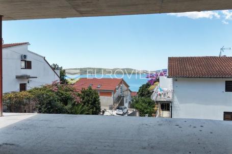 Trogir, Čiovo, dvosoban stan s pogledom na more i parkirnim mjestom