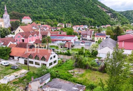 Građevinska parcela u centru Pregrade, 1538m2 s idejnim prijedlogom za gradnju s
