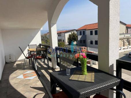 Vir, house with 4 apartments 190m from the beach