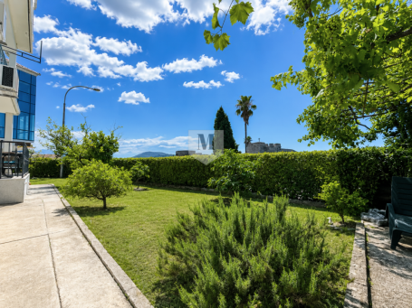 Herceg Novi – Prostran trosoban stan od 87 m² sa terasom, privatnim dvorištem. 
