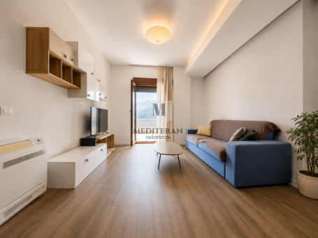 Topla1- jednosoban stan površine 40m2 + terasa 40m2 u neposrednoj blizini mora. 