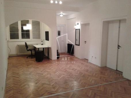 Banovo brdo, stan u kući sa uređenim placem ID#10206