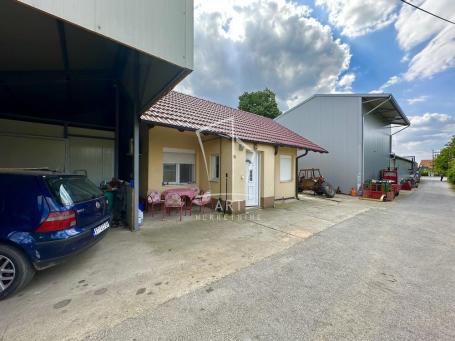 Stari Banovci, uknjiženo, plac 9 ari, hladnjača ID#11062